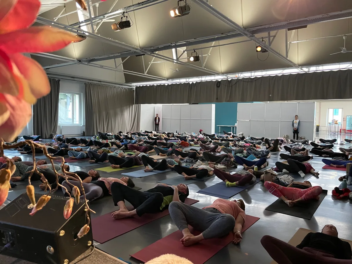 Menschen auf einer Yogamatte.